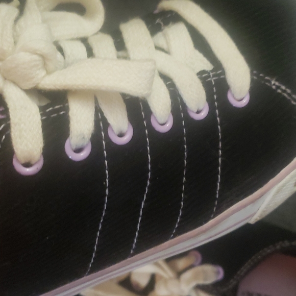 Airwalk black corduroy with lavender lace eyeholes and accents size 8.5 - Picture 11 of 12